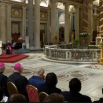 Pope Francis in ralbuainak cem dingah Santa Maria Maggiore ah Rosary thlacamnak nei. (Oct 7, 2024)