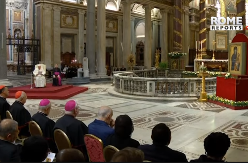 Pope Francis in ralbuainak cem dingah Santa Maria Maggiore ah Rosary thlacamnak nei. (Oct 7, 2024)