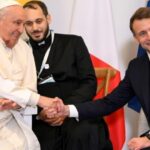 Pope Francis le Macron ( France President) an tonawk theh in Pope ih Corsica khualtlawnnak cem ter.